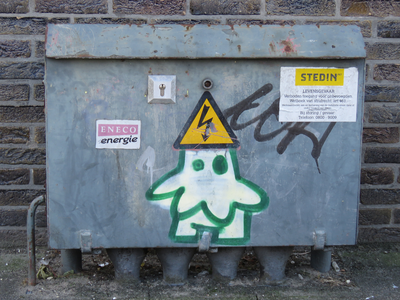 833324 Afbeelding van graffiti met een Utrechtse kabouter (KBTR) met een waarschuwingssticker als muts, op een ...
